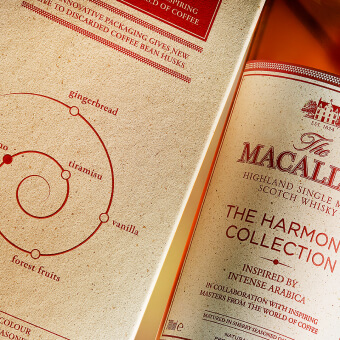 תקריב תווית בקבוק ומארז Macallan harmony collection