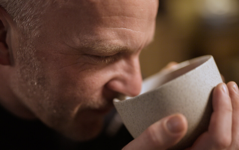 בחור מריח ספל קפה