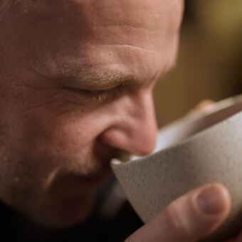 בחור מריח ספל קפה