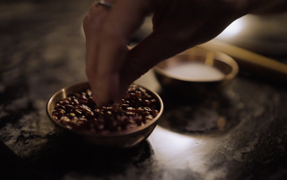 יד מושטת אל פולי קפה