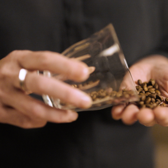 יד מחזיקה פולי קפה