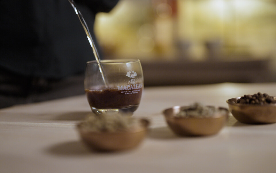 כוס קפה וצלוחיות פולים