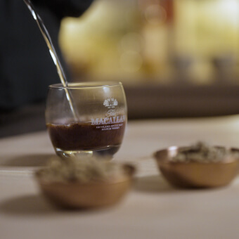 כוס קפה וצלוחיות פולים